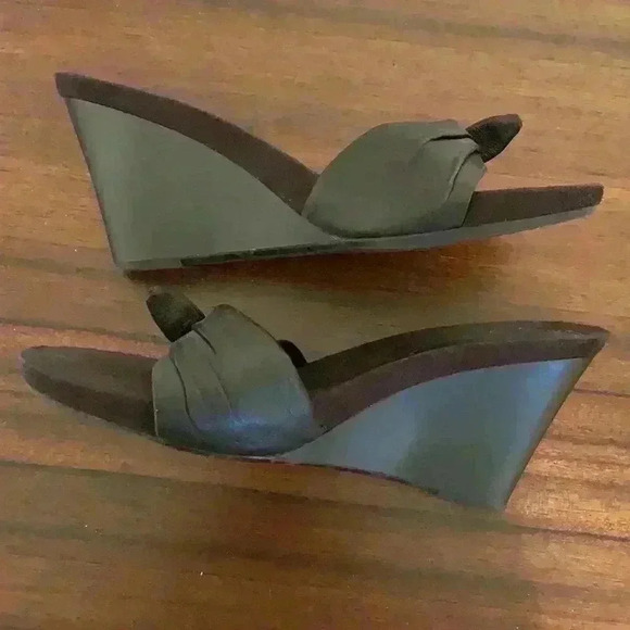 Bandolino Leather Bow Wedges - Picture 4 of 9